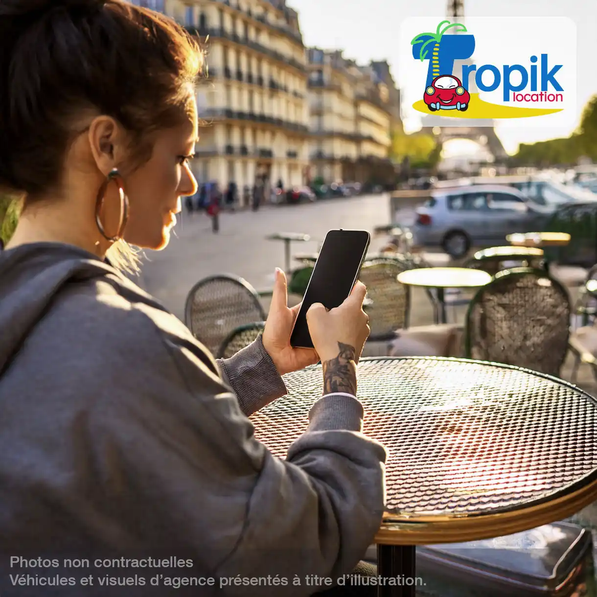 alt="Jeune femme réservant une voiture à Mayotte en ligne avant son arrivée chez Tropik Location"