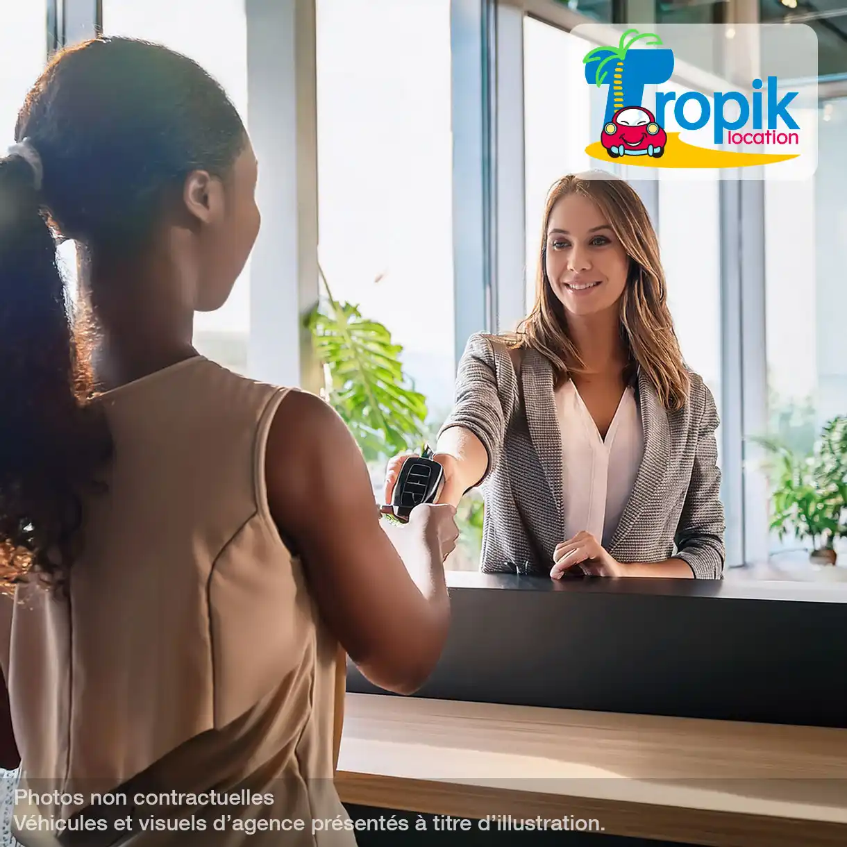 alt="Client recevant les clés d'une voiture de location chez Tropik Location à Mayotte"